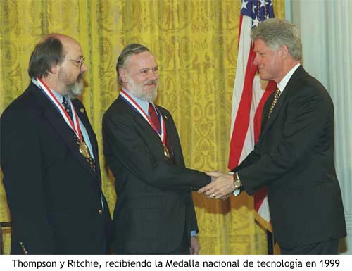 Thompson y Ritchie, recibiendo la Medalla nacional de tecnología en 1999