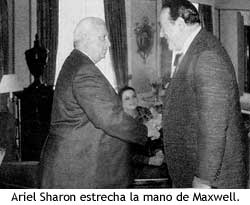 Ariel Sharon estrecha la mano de Robert Maxwell