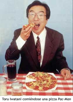 Toru Iwanati comiendo pizza