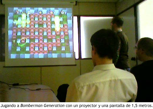 Jugando a Bomberman Generation con un proyector y una pantalla de 1,5 metros.