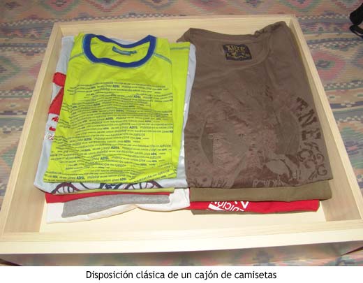 Un cajón de camisetas normal y corriente