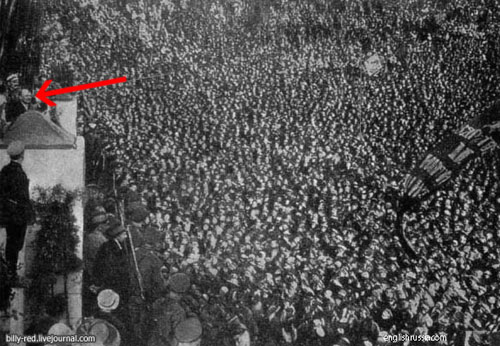 El retoque fotográfico en la Unión Soviética - Discurso de Lenin retocado para añadir más oyentes