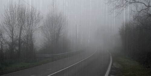Carretera lluviosa con niebla