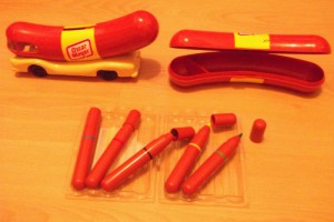 El estuche, los rotuladores y la hucha salchicha de Oscar Mayer