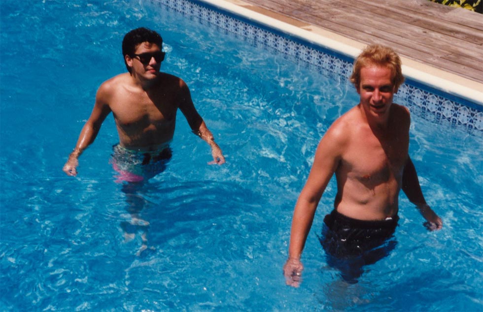 Romero y Wilbur en la piscina